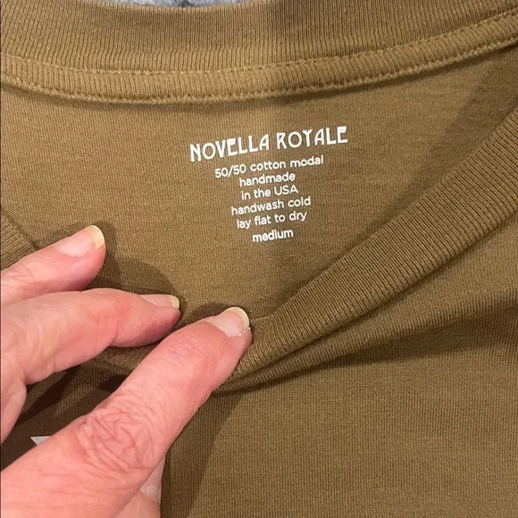 Novella royale Tan Graphic Tee - Picture 2 of 6
